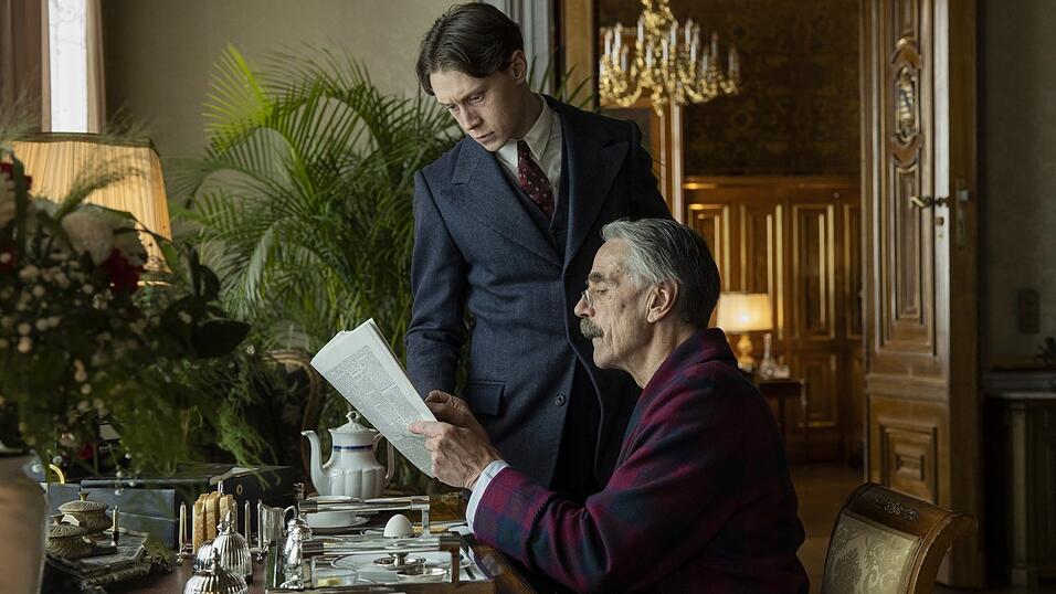 Hugh Legat (George MacKay, hinten) arbeitet in der Delegation des britischen Premiers Nevill Chamberlain (Jeremy Irons).