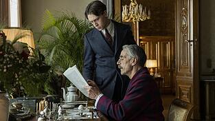 Hugh Legat (George MacKay, hinten) arbeitet in der Delegation des britischen Premiers Nevill Chamberlain (Jeremy Irons).