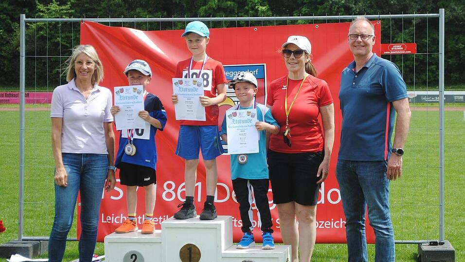 Der j&uuml;ngste Teilnehmer Felix Rainer bei der Siegerehrung mit Renate Wasmeier, Abteilungsleiterin Brigitte Wallstabe-Watermann und Kreisvorsitzendem Markus Anzinger.