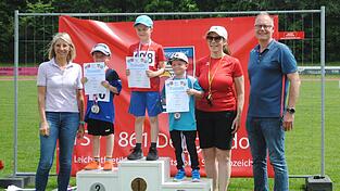 Der j&uuml;ngste Teilnehmer Felix Rainer bei der Siegerehrung mit Renate Wasmeier, Abteilungsleiterin Brigitte Wallstabe-Watermann und Kreisvorsitzendem Markus Anzinger.