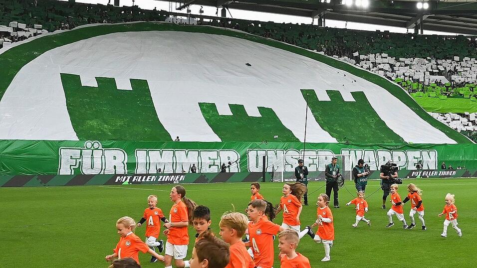 Das neue alte Wappen des VfL Wolfsburg wird vor dem Spiel gegen Bayern M&uuml;nchen stolz von den Fans pr&auml;sentiert.