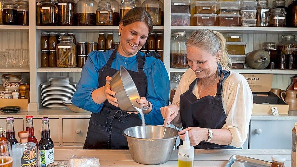 Die Gastgeberinnen Hanna Norling (l.) und Josefin Haraldsson beim Vorbereiten des Kochabends.