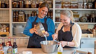 Die Gastgeberinnen Hanna Norling (l.) und Josefin Haraldsson beim Vorbereiten des Kochabends.