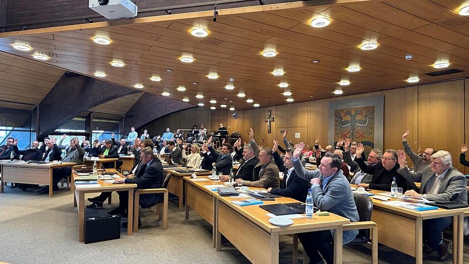 Fraktions&uuml;bergreifende Einigkeit: Alle Kreisr&auml;te hoben beim Beschluss des Haushaltsplans f&uuml;r das laufende Jahr die Hand.