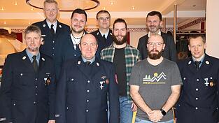 Das neue F&uuml;hrungsgremium mit Vorsitzendem Timo Brandl (4.v.r.), B&uuml;rgermeister Markus Hofmann und Feuerwehrfunktion&auml;ren