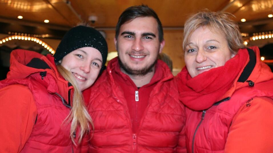 Auch am Samstag, 15. Dezember, strömten wieder etliche Besucher aus Landshut und Umgebung zur Weihnachtspyramide am Alten Viehmarkt. Auch am Samstag, 15. Dezember, strömten wieder etliche Besucher aus Landshut und Umgebung zur Weihnachtspyramide am Alten Viehmarkt.