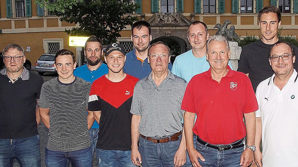 Die Vorstandschaft der Fußballabteilungsleitung des SV Wiesent: (von links) Stefan Daiminger, Michael Weikenstorfer, Manuel Bauer, Michael Bauer, Bernd Kiendl, Werner Schießl, Michael Braun, SV-Gesamtvorsitzender Hermann Leiderer, Dominic Gritschmeier und Alexander Schmid. Die Vorstandschaft der Fußballabteilungsleitung des SV Wiesent: (von links) Stefan Daiminger, Michael Weikenstorfer, Manuel Bauer, Michael Bauer, Bernd Kiendl, Werner Schießl, Michael Braun, SV-Gesamtvorsitzender Hermann Leiderer, Dominic Gritschmeier und Alexander Schmid.