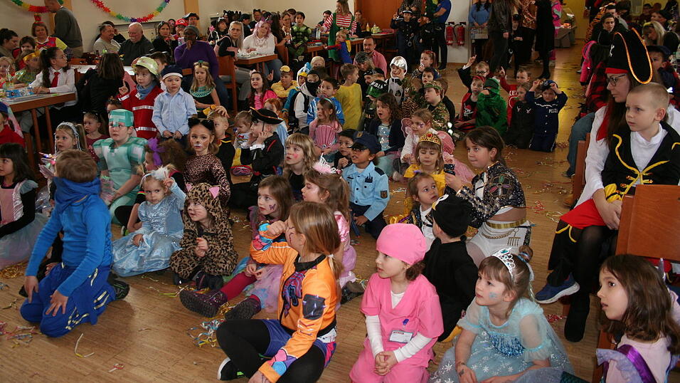 Das Parkett des Pfarrsaals f&uuml;llte sich mit &uuml;beraus vielen Kinder, maskiert in allen m&ouml;glichen Variationen.