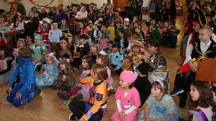 Das Parkett des Pfarrsaals f&uuml;llte sich mit &uuml;beraus vielen Kinder, maskiert in allen m&ouml;glichen Variationen.