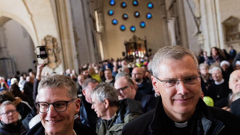 M&uuml;nsters Oberb&uuml;rgermeister Tilmann Fuchs (Gr&uuml;ne) war unter den Besuchern im Dom und begr&uuml;&szlig;te den gerade ernannten Bischof.