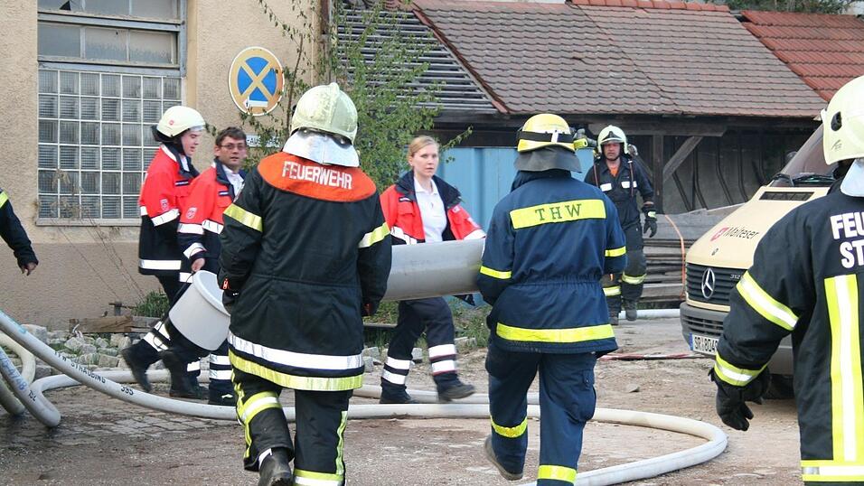 Fotos vom Brand auf dem ehemaligen Ziegeleigelände. (Fotos: THW) Fotos vom Brand auf dem ehemaligen Ziegeleigelände. (Fotos: THW)