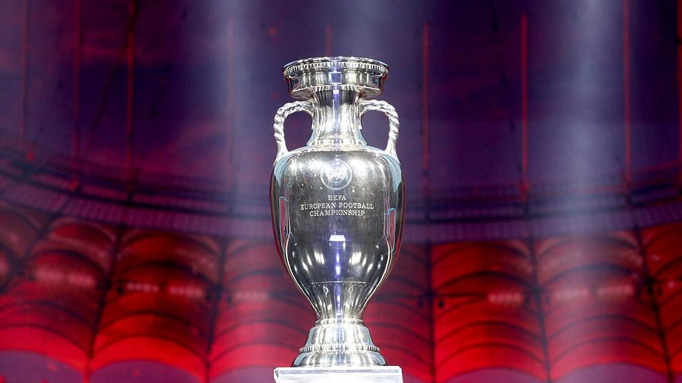 Die Fu&szlig;ball-Europameisterschaft findet vom 11. Juni bis 11. Juli 2021 in zehn europ&auml;ischen St&auml;dten und einer asiatischen Stadt statt. 24 Nationen k&auml;mpfen um den begehrten Pokal.