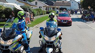 Aufstellung des Korsos am Ortsausgang von Grattersdorf: Die Spitze bildeten zwei Polizeimotorräder, Kreisbrandinspektor Bernhard Süß als Streckenleiter, ein Streifenfahrzeug der Polizei sowie ein Feuerwehr- und ein Rotkreuzmotorrad. Aufstellung des Korsos am Ortsausgang von Grattersdorf: Die Spitze bildeten zwei Polizeimotorräder, Kreisbrandinspektor Bernhard Süß als Streckenleiter, ein Streifenfahrzeug der Polizei sowie ein Feuerwehr- und ein Rotkreuzmotorrad.