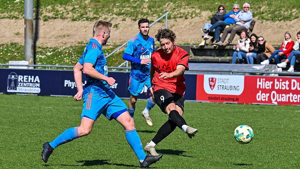 Maximilian Riederer (r.) spielt auch in der kommenden Saison f&uuml;r den VfB Straubing.