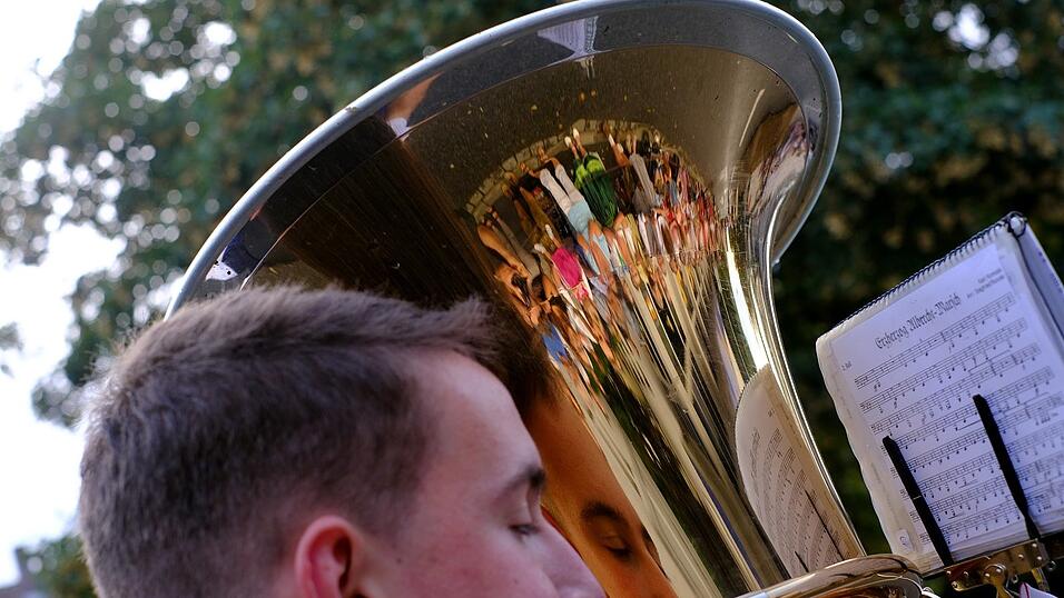 Zahlreiche Musik- und Trachtengruppen zogen nach dreij&auml;hriger Pause am Freitagabend zum Festplatz Am Hagen.