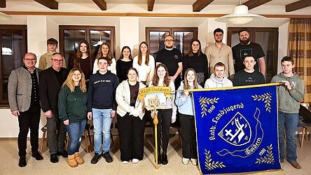 Die wiederbelebte Landjugend Goldern wird von Vorsitzender Melanie Bruckmoser (4.v.l.) und ihrem Stellvertreter Franz-Xaver Florian (6.v.l.) angef&uuml;hrt.