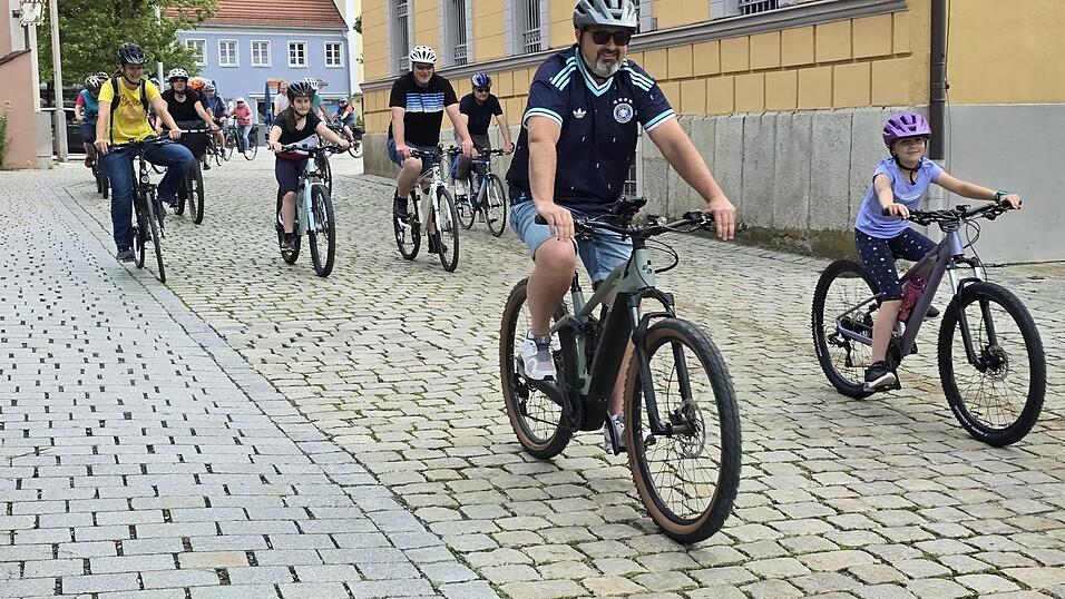 Groß und Klein bei der Heimatrunde. Groß und Klein bei der Heimatrunde.