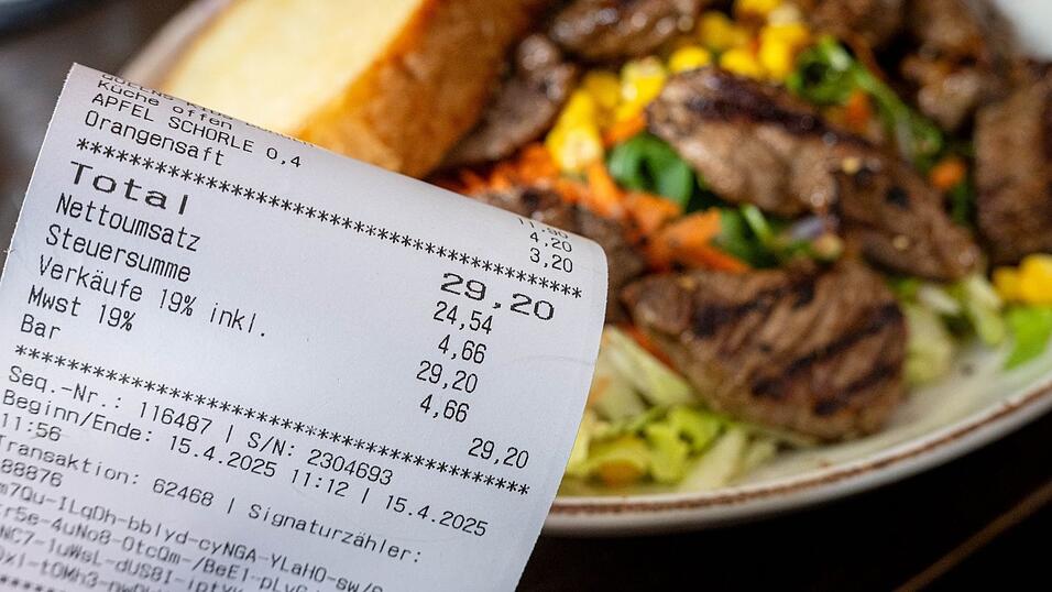 Die meisten Befragten geben üblicherweise Trinkgeld in Höhe von 6 bis 10 Prozent der Rechnungssumme. (Archivbild) Die meisten Befragten geben üblicherweise Trinkgeld in Höhe von 6 bis 10 Prozent der Rechnungssumme. (Archivbild)