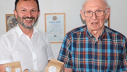 Der Jubilar Roland Haase (r.) durfte nicht nur die Glückwünsche des Rathauschefs, sondern auch ein Geschenkpaket in Empfang nehmen. Der Jubilar Roland Haase (r.) durfte nicht nur die Glückwünsche des Rathauschefs, sondern auch ein Geschenkpaket in Empfang nehmen.
