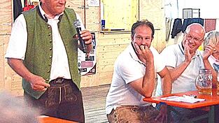 Der Schierlinger B&uuml;rgermeister Christian Kiendl (rechts) geh&ouml;rte auch zu den Besuchern.
