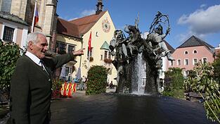 Der Brunnen am Marktplatz ist für Sepp Bucher die „Zentrale“, von wo aus er seine kleine Stadtführung beginnt.