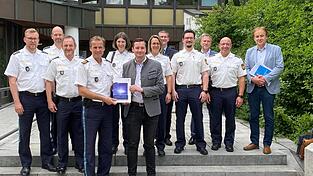 Der k&uuml;nftige Polizeipr&auml;sident Robert Fuchs kann Landrat Christian Schindler von einer hohen Aufkl&auml;rungsquote, aber auch einigen Sorgen berichten.
