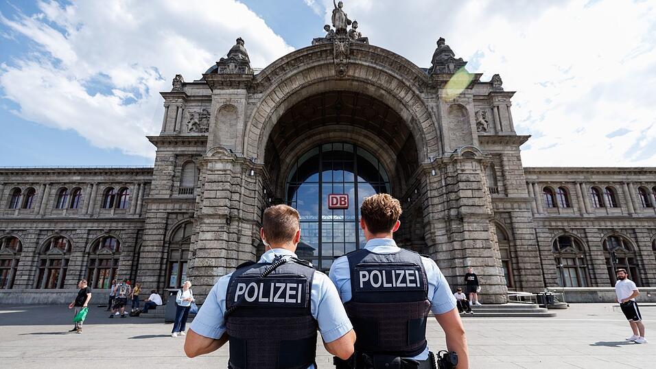 Die Polizei hat wegen der Delikte rund um den Nürnberger Hauptbahnhof eine Ermittlungskommission namens «Kajal» gegründet. (Symbolbild) Die Polizei hat wegen der Delikte rund um den Nürnberger Hauptbahnhof eine Ermittlungskommission namens «Kajal» gegründet. (Symbolbild)