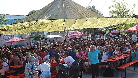 Mit zusätzlichen Biergarten-Garnituren musste aufgestockt werden, weil mehr Gäste als erwartet zum Fest kamen. Mit zusätzlichen Biergarten-Garnituren musste aufgestockt werden, weil mehr Gäste als erwartet zum Fest kamen.