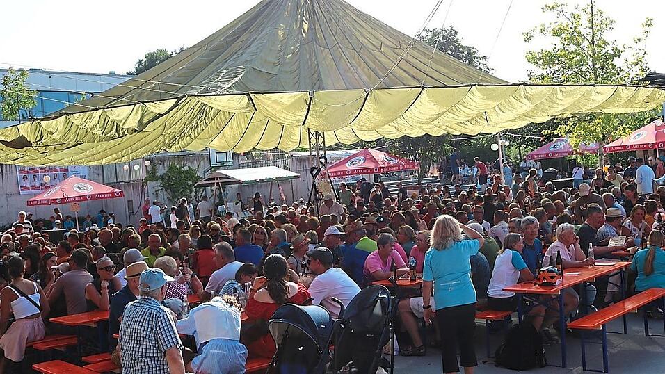 Mit zus&auml;tzlichen Biergarten-Garnituren musste aufgestockt werden, weil mehr G&auml;ste als erwartet zum Fest kamen.