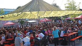 Mit zus&auml;tzlichen Biergarten-Garnituren musste aufgestockt werden, weil mehr G&auml;ste als erwartet zum Fest kamen.