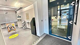 Die Tür in die Bankräume ist seit Mittwoch verschlossen. Von der Commerzbank sind nach 14 Jahren in Furth nur die Geldterminals und Kontoauszugdrucker geblieben. Die Tür in die Bankräume ist seit Mittwoch verschlossen. Von der Commerzbank sind nach 14 Jahren in Furth nur die Geldterminals und Kontoauszugdrucker geblieben.