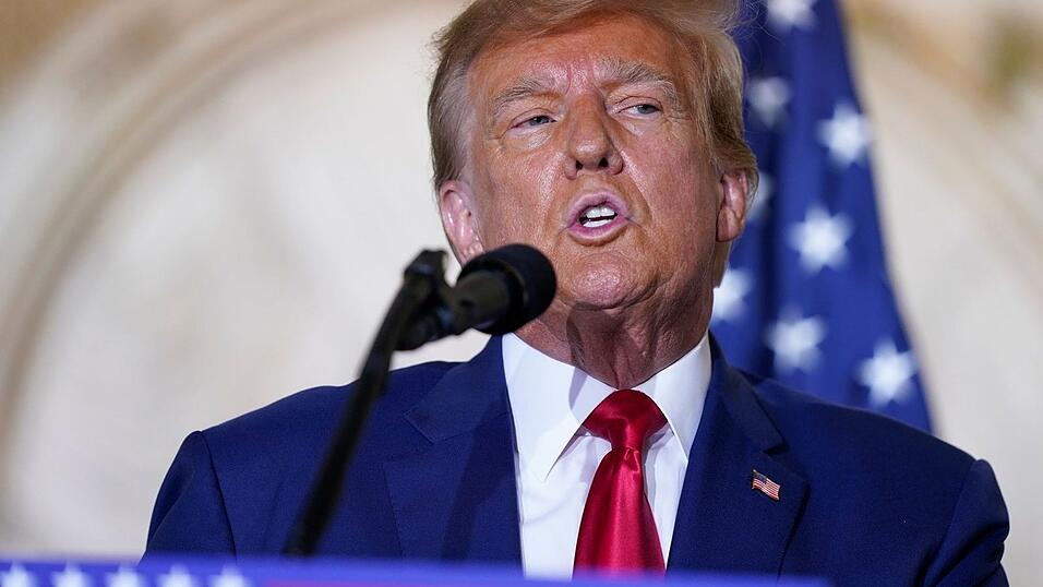 Donald Trump, Ex-Präsident der USA, muss wegen eines sexuellen Übergriffs eine Entschädigung in Millionenhöhe zahlen.