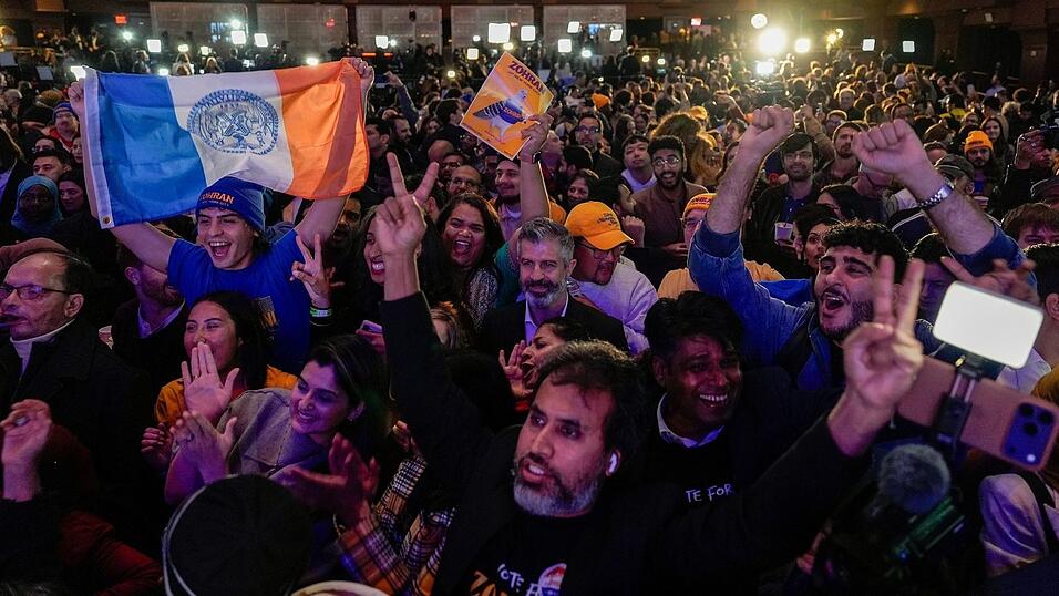 Mamdanis Anhänger feierten ihn. Mamdanis Anhänger feierten ihn.