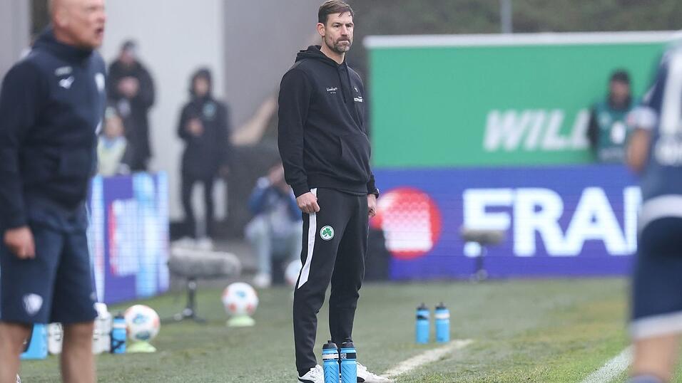 Fürths Trainer Thomas Kleine steht konsterniert am Spielfeldrand. Fürths Trainer Thomas Kleine steht konsterniert am Spielfeldrand.
