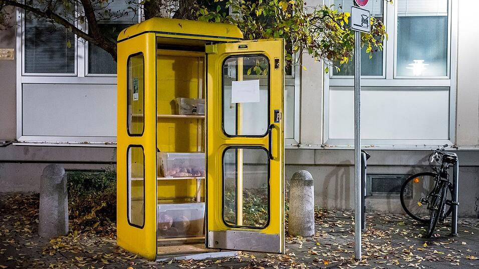 Ein Relikt der Bundespost: ein gelbes Telefonh&auml;uschen, das in Coburg zur Foodsharing-Station umfunktioniert wurde. (Archivbild)