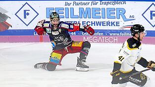 Mit einem Hattrick hatte Dylon Jackson (hinten) am Freitag zum Auftaktsieg der Deggendorfer beigetragen, in Tilburg war der Stürmer erneut gefordert und verbuchte eine Vorlage. Mit einem Hattrick hatte Dylon Jackson (hinten) am Freitag zum Auftaktsieg der Deggendorfer beigetragen, in Tilburg war der Stürmer erneut gefordert und verbuchte eine Vorlage.