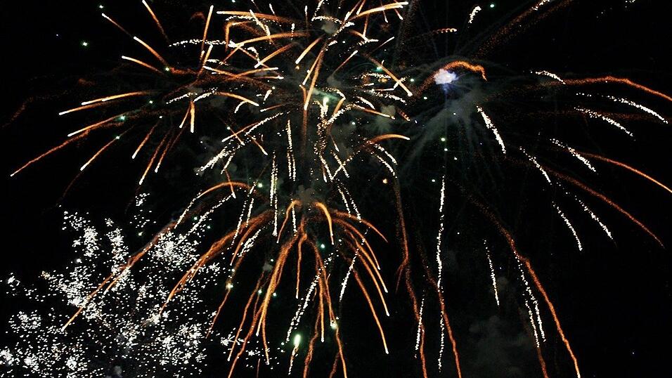 Die Fr&uuml;hjahrsdult 2017 in Landshut neigt sich dem Ende entgegen. Grund genug, noch einmal richtig in den Bierzelten zu feiern - abgerundet vom traditionellen Feuerwerk.