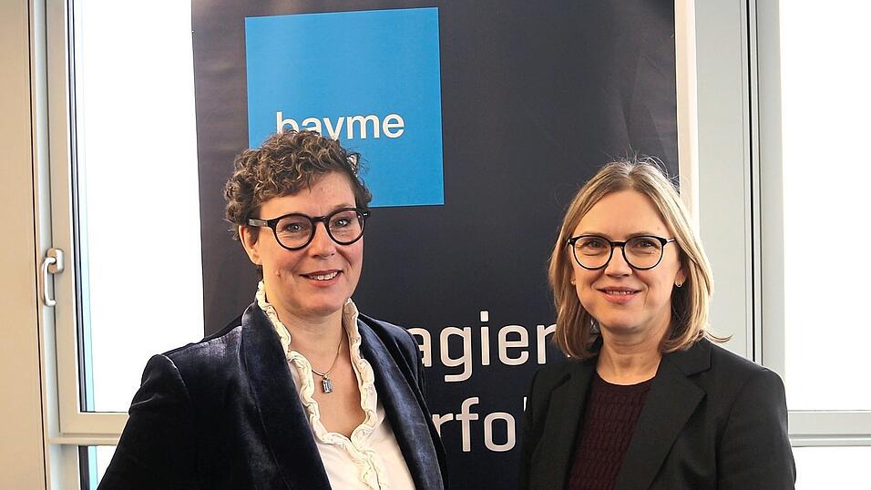 Alexandra Bornemann, Vorstandsvorsitzende der Metall- und Elektroarbeitgeber in Regensburg, und Monika Stiglmeier, Leiterin der Oberpf&auml;lzer Gesch&auml;ftsstelle, pr&auml;sentierten die aktuelle Winterumfrage.