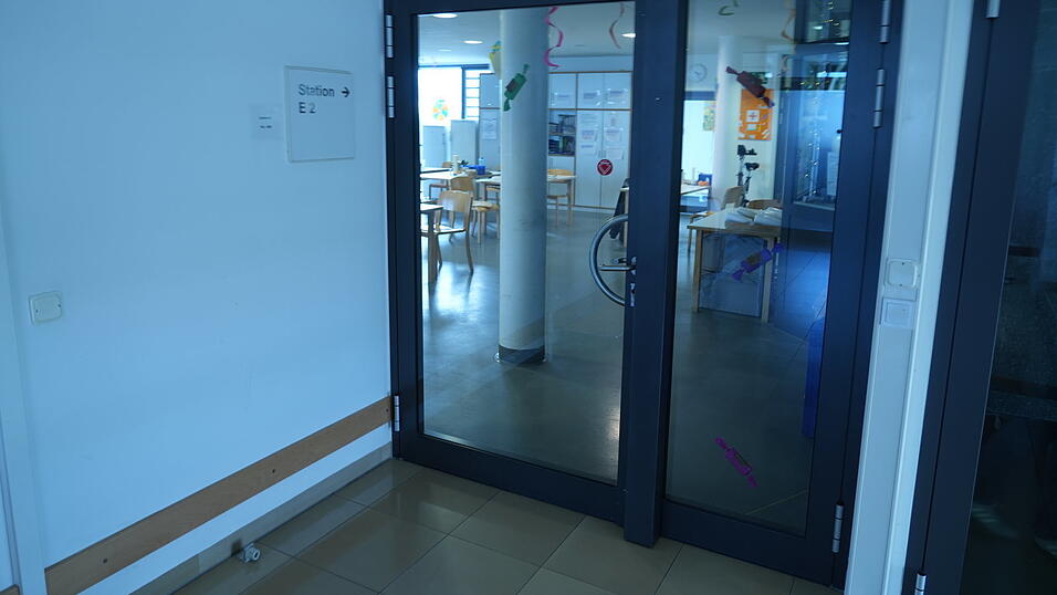 Die Tür zu Stationen kann man nur öffnen, wenn man seinen Kontaktschlüssel rechts an das weiße Sensorquadrat hält. Die Tür zu Stationen kann man nur öffnen, wenn man seinen Kontaktschlüssel rechts an das weiße Sensorquadrat hält.