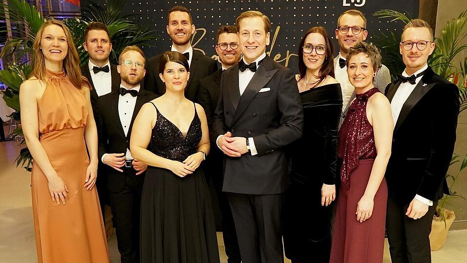 Sie alle aus dem Vorstand der Wirtschaftsjunioren und dem Ballorganisationsteam unter der Regie des Vorsitzenden Philipp Dengler (5.v.r.) und der Pastpräsidentin Katharina Venus (4.v.l.) zeichneten für einen tollen Wirtschaftsball 2026 verantwortlich. Sie alle aus dem Vorstand der Wirtschaftsjunioren und dem Ballorganisationsteam unter der Regie des Vorsitzenden Philipp Dengler (5.v.r.) und der Pastpräsidentin Katharina Venus (4.v.l.) zeichneten für einen tollen Wirtschaftsball 2026 verantwortlich.