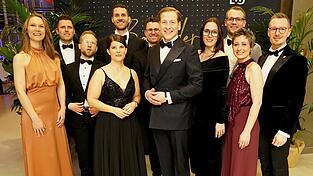 Sie alle aus dem Vorstand der Wirtschaftsjunioren und dem Ballorganisationsteam unter der Regie des Vorsitzenden Philipp Dengler (5.v.r.) und der Pastpr&auml;sidentin Katharina Venus (4.v.l.) zeichneten f&uuml;r einen tollen Wirtschaftsball 2026 verantwortlich.