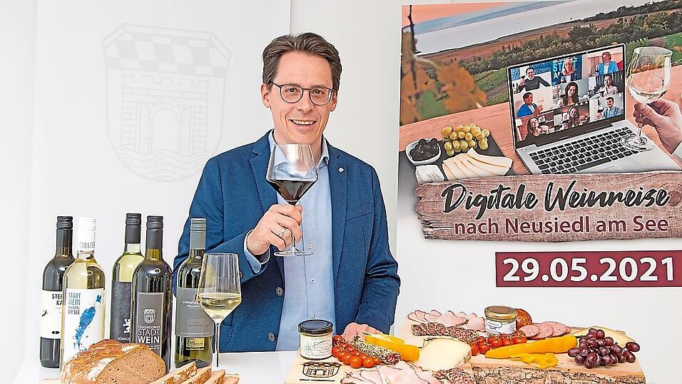 Oberb&uuml;rgermeister Dr. Christian Moser pr&auml;sentiert das Paket zur digitalen Weinreise.