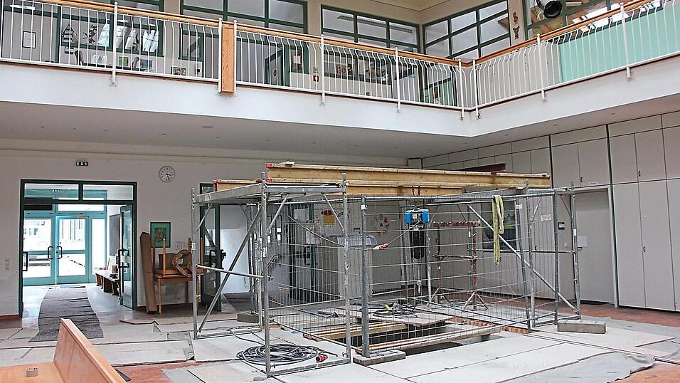 Im ersten Bauabschnitt wird unter anderem ein Aufzug in die Schule eingebaut. Im ersten Bauabschnitt wird unter anderem ein Aufzug in die Schule eingebaut.