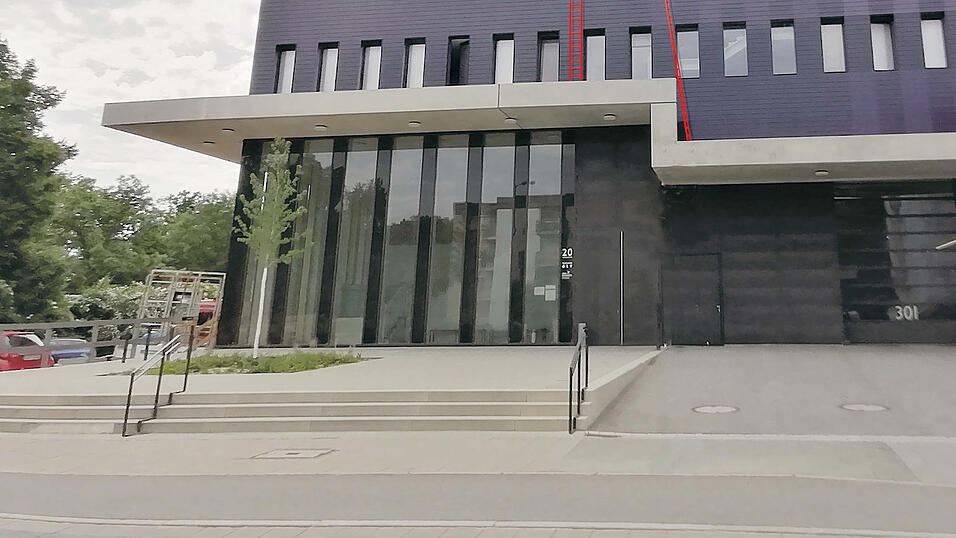 Das Rot der Leiter nimmt Bezug auf die Feuerwehr. Wie gro&szlig; die Katze sein wird, wird der K&uuml;nstler noch entscheiden. Je nachdem wie sie auf dem 21 Meter hohen Geb&auml;ude wirkt.