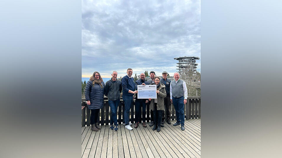 Karin Holzapfel (v.l.), Wolfgang Six (Xperium), Thomas Quiram (Kiwanis), Alexander Koller (VKKK Regensburg), Andreas Aichinger (Kiwanis Viechtach), die Kiwanis Präsidentin Werner Johanna aus Viechtach, Martin Six (Geschäftsführer Waldwipfelweg) sowie Anton Piermeier (Bürgermeister von Sankt Englmar) Karin Holzapfel (v.l.), Wolfgang Six (Xperium), Thomas Quiram (Kiwanis), Alexander Koller (VKKK Regensburg), Andreas Aichinger (Kiwanis Viechtach), die Kiwanis Präsidentin Werner Johanna aus Viechtach, Martin Six (Geschäftsführer Waldwipfelweg) sowie Anton Piermeier (Bürgermeister von Sankt Englmar)