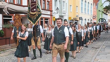 Der Schützenverein Vilstaler Kienraching, Vilsgemeinde Taufkirchen, beim Trachten- und Schützenfestzug anlässlich des Dorfener Volksfestes.