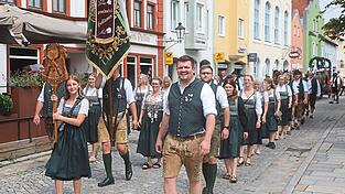 Der Schützenverein Vilstaler Kienraching, Vilsgemeinde Taufkirchen, beim Trachten- und Schützenfestzug anlässlich des Dorfener Volksfestes.