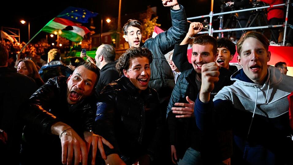 Auf den Stra&szlig;en von Budapest kannte die Freude &uuml;ber die Abwahl Orbans keine Grenzen.