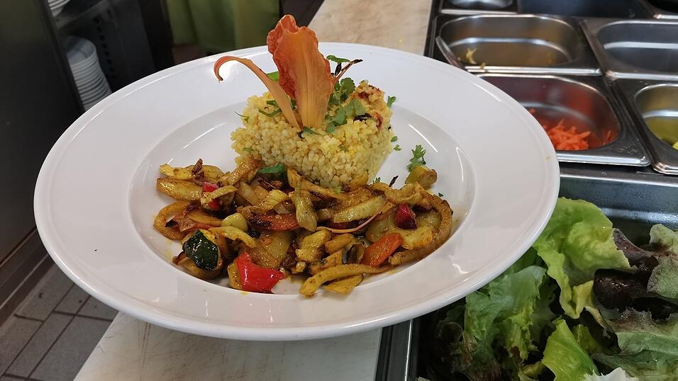 Eins von Fliegerbauers Gerichten: Der Bulgursalat mit glasiertem Fenchel ist mit einer Taglilie aus dem Garten garniert. Eins von Fliegerbauers Gerichten: Der Bulgursalat mit glasiertem Fenchel ist mit einer Taglilie aus dem Garten garniert.
