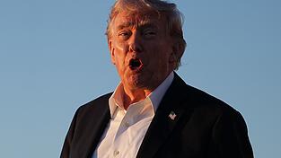 Trump setzt der EU eine Frist zur Umsetzung der Zollvereinbarung - und droht andernfalls mit h&ouml;heren Z&ouml;llen. (Archivbild)